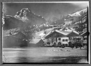 In Mittenwald : Mittenwald. Ortsteilansicht gegen die Wettersteinspitze. Winteraufnahme