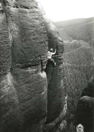 Sächsische Schweiz, Schrammsteine. Zinne. Seilschaft Oswald Kunis und Paul Illmer im Riß der Ausstiegskante am FKV-Weg (VIIb [VIIc])
