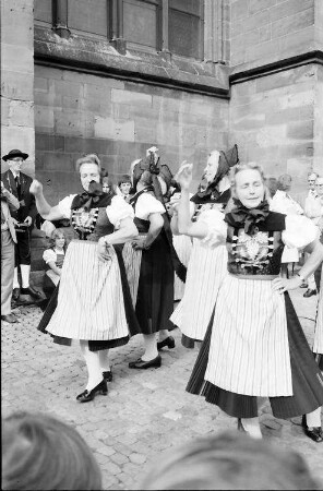 Freiburg: Münsterplatz; Trachtengruppe