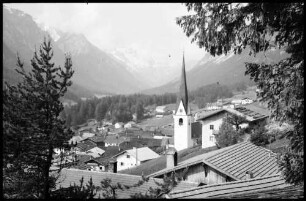 Trins, Gschnitz Tal: Ort mit Kirche und Stubaier Alpen