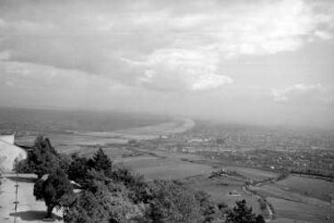Wien: Blick über die Donau vom Kahlenberg, Leopoldsberg, der gleiche Blick vom restlichen Kahlenberg, mit Vordergrund