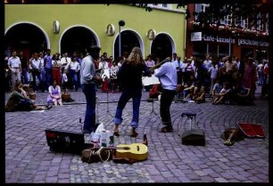 Freiburg: Rathausplatz, Duo [Trio], Posaune und Saxophon [und Akkordeon]