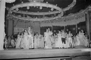Szenenbilder aus der Operette "Wiener Blut" von Johann Strauß an der Städtischen Oper (heute Deutsche Oper) Berlin : Szenenbild