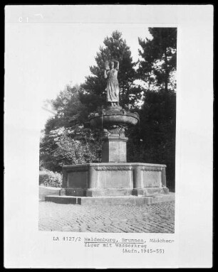 Waldenburg (Kreis Glauchau), Mädchenfigur mit Wasserkrug