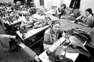 Jugendmode I : Näherinnen an ihrem Arbeitsplatz