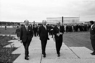Freiburg: Studentensiedlung, Einweihungsfeier; Rundgang Ministerpräsident K.G. Kiesinger, Magnifizenz Prof. Helmut Baitsch
