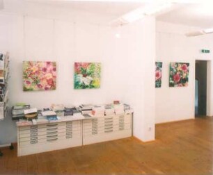 Ausstellung "Ansgar Skiba. Verlockungen und Zipora Rafaelov. Kern-Or", 12.4.-1.6.2008. Raumaufnahme mit den Gemälden "Blumen" von Ansgar Skiba