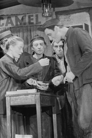 Szenenbilder aus "Der gute Mensch von Sezuan" von Bertolt Brecht unter der Mitarbeit von Ruth Berlau und Margarete Steffin. Berliner Ensemble 1957