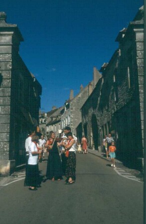 Vézelay. "Straßenklassik". Musizierende mit Geige, Bratsche und Querflöte auf einer Straße