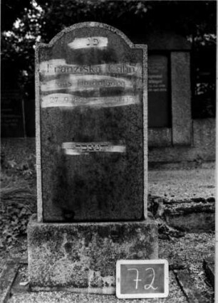 Grabstein 72 (Index: 100110303) Material: Granit Zustand: gut Maße HxBxT: 133x53x16 cm Beschreibung: Stele, Sockel, eingezogener Segmentbogenabschluß: Grabstein 72