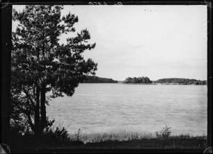 Arys (Orzysz/Polen). Masurische Seenplatte. Blick über den Arys-See zur Verlobungsinsel