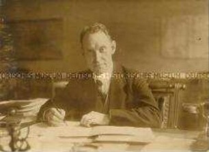 Adolf Scheidt in seinem Arbeitszimmer