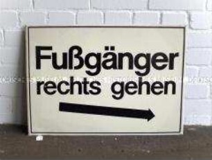 Schild "Fußgänger rechts gehen" für eine Grenzübergangsstelle