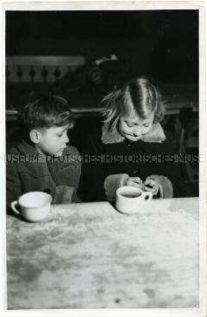 Kinder im Berliner Palast-Varieté, das als Wärmehalle dient