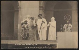 Jedermann im weißen Gewand mit Hirtenstab mit Guten Werken und Glauben bei den Salzburger Festspielen 1928