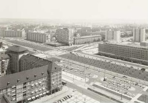 Dresden. Blick vom Rathausturm nach Nordosten über die Wohnblöcke an der Ernst-Thälmann-Straße zu den Neubauten am Pirnaischen Platz und der Leningrader Straße : Dresden, St. Petersburger Str., Parkplatz