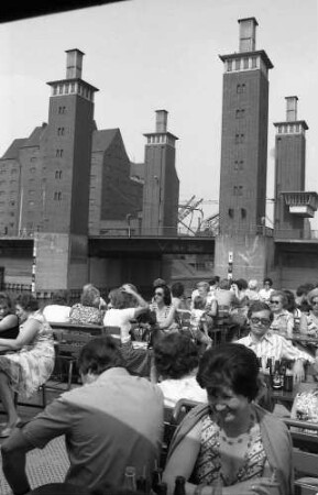 Duisburg: Hafenrundfahrt, Hafenrundfahrtschiff am Schwanentor