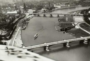 Dresden: Elbebogen mit Carolabrücke und Augustusbrücke von Ost. Luftbild-Schrägaufnahme mit Sportflugzeug Klemm L-25 der SA-Fliegersturmstaffel : Leichtflugzeugbau Klemm, Böblingen