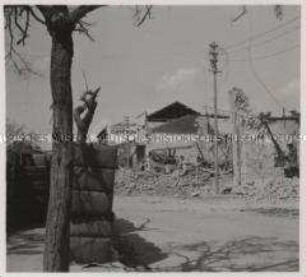 Wehrmachtssoldaten, Straßenbild von Larisa, Tabakhallen, in der soeben eingenommenen Stadt