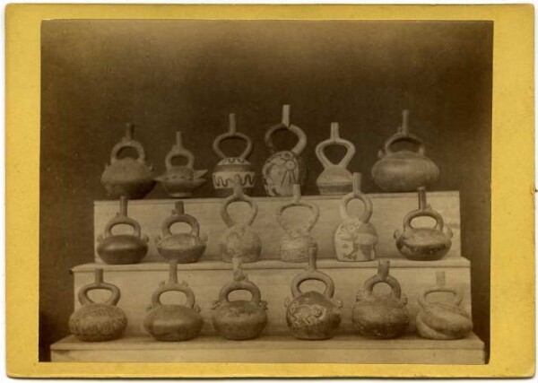 Stirrup vessels (Bremen collection)