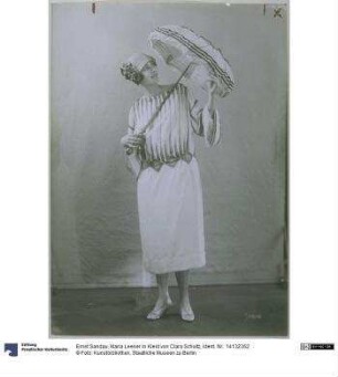 Maria Leeser in Kleid von Clara Schultz