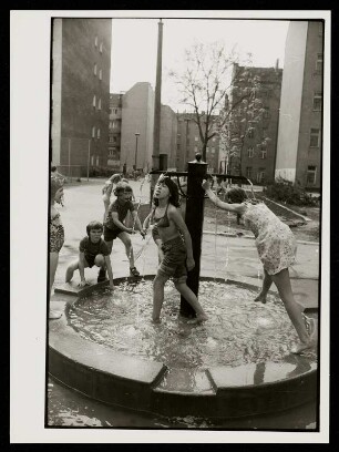 Kinder an einem Springbrunnen