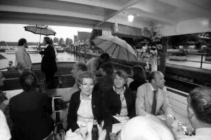 1979 Nobelpreisträgertagung Physik; Abendliche Bodenseefahrt: Frau Heyd, Frau Pragher