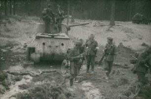 Zweiter Weltkrieg. Kampfpausen. Sowjetunion. Infanteristen und ein Panzer