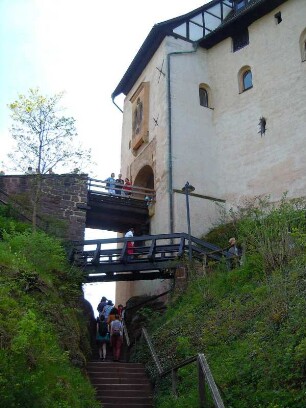Eisenach - Zugbrücke zur Wartburg : Über eine historische Zugbrücke erreichen Gäste die Wartburg bei Eisenach, aufgenommen am 30. April 2012