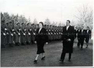 Eleonore Staimer als DDR-Gesandte in Belgrad mit Ehrenformation vor dem Amtssitz von Tito