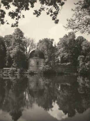 Hermsdorf. Schloss. Einer der Ecktürme des Schlosses mit Röder