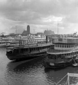 Volkseigener Betrieb Mathias Thesen Werft und Blick auf Innenstadt