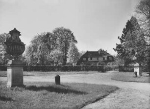 Park am Fasanenschlösschen, Steinvasen mit Delphinen