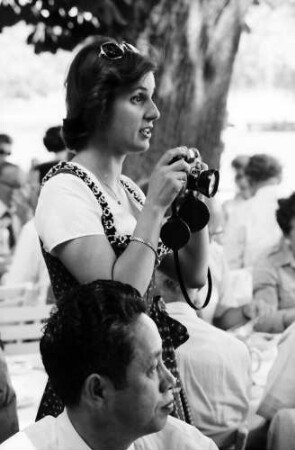 26. Tagung 1976 Physiker; Gruppen beim Bayrischen Frühstück: Gräfin Sonja Bernadotte fotografiert
