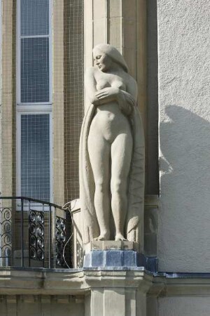 Vier weibliche Akte — Weiblicher Akt mit verschränkten Armen