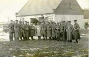 Soldaten und Offiziere vor einem Bauernhaus
