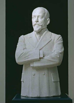 Porträtstatue Bodo Ebhardt (1865-1945) als Hüftbildnis mit verschränkten Armen