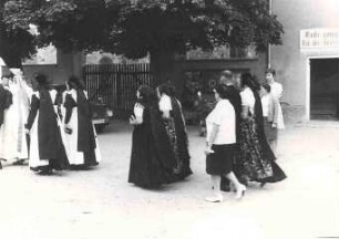 Hochzeit in Radibor : Gesellschaftliche Volkskultur - Sitten im Laufe des menschlichen Lebens - Hochzeit. Ort: Radwor / Radibor. Hochzeit. Zur Trauung.