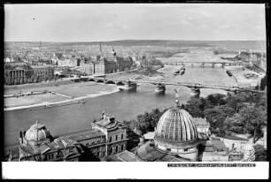 Dresden, Blick auf Carolabrücke und Albertbrücke mit Kunstakademie