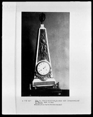 Uhr in Obeliskenform