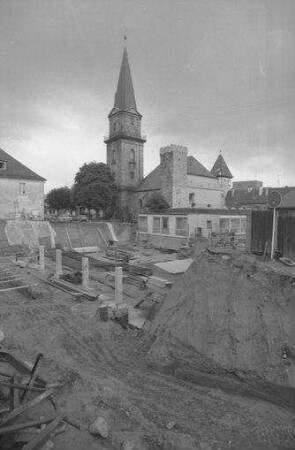 Marktredwitz: Baugrube und Kirche [St. Bartholomäus]