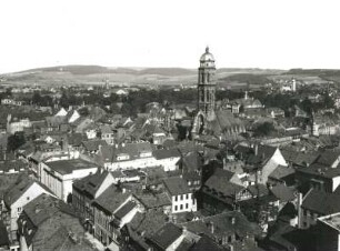 Göttingen, Stadtansicht : Göttingen. Blick vom Turm der Johanniskirche nach Nordosten zur Jakobikirche gegen den Göttinger Wald