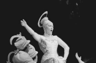 Szenenbilder aus der Operette "Frau Luna" von P. Lincke nach einem Libretto von H. Bolten-Baeckers u. a. mit F. Kronström