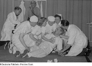 Aufführung einer Theatergruppe beim Bezirksausscheid für Volkskunstgruppen 1954