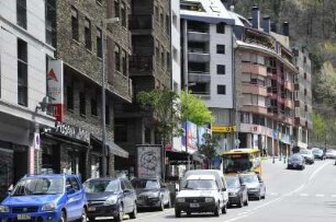 Andorra la Vella - Straßenverkehr : Straßenverkehr, aufgenommen im Geschäftszentrum der Hauptstadt Andorra la Vella am 17. April 2012
