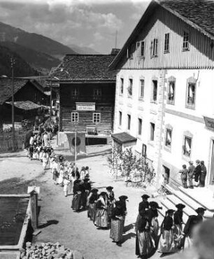 Kärnten, St. Lorenzen im Lesachtal, Fronleichnams-Prozession, Frauen in der Tracht des Lesachtales
