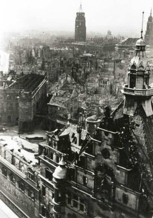 Dresden-Altstadt. Blick vom Turm der Hofkirche gegen die Ruine des Schlosses nach Südosten