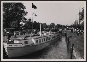 Das HJ-Schulschiff "Hans Schemm" in einem Kanal