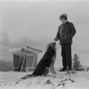 Zakopane. Bushaltestelle, davor Junge mit Hund