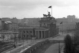 Berlin: Reichstagsgebäude; vom Sitzungszimmer auf Brandenburger Tor mit Mauer